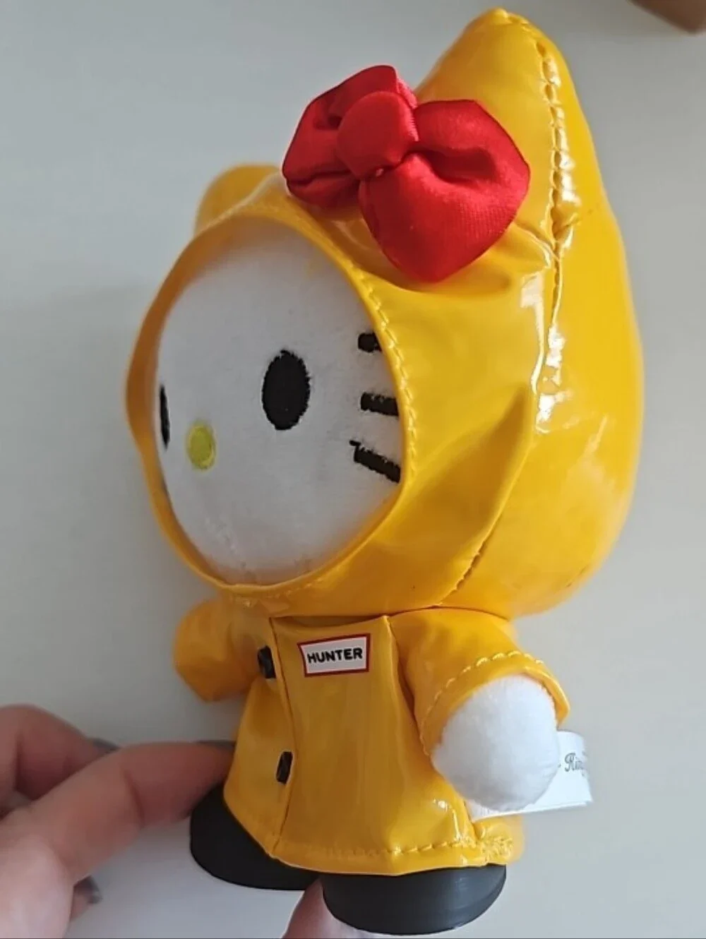Nwt Hunter Yellow Raincoat Hello Kitty Plush with Red Bow Keychain - Picture 3 of 9